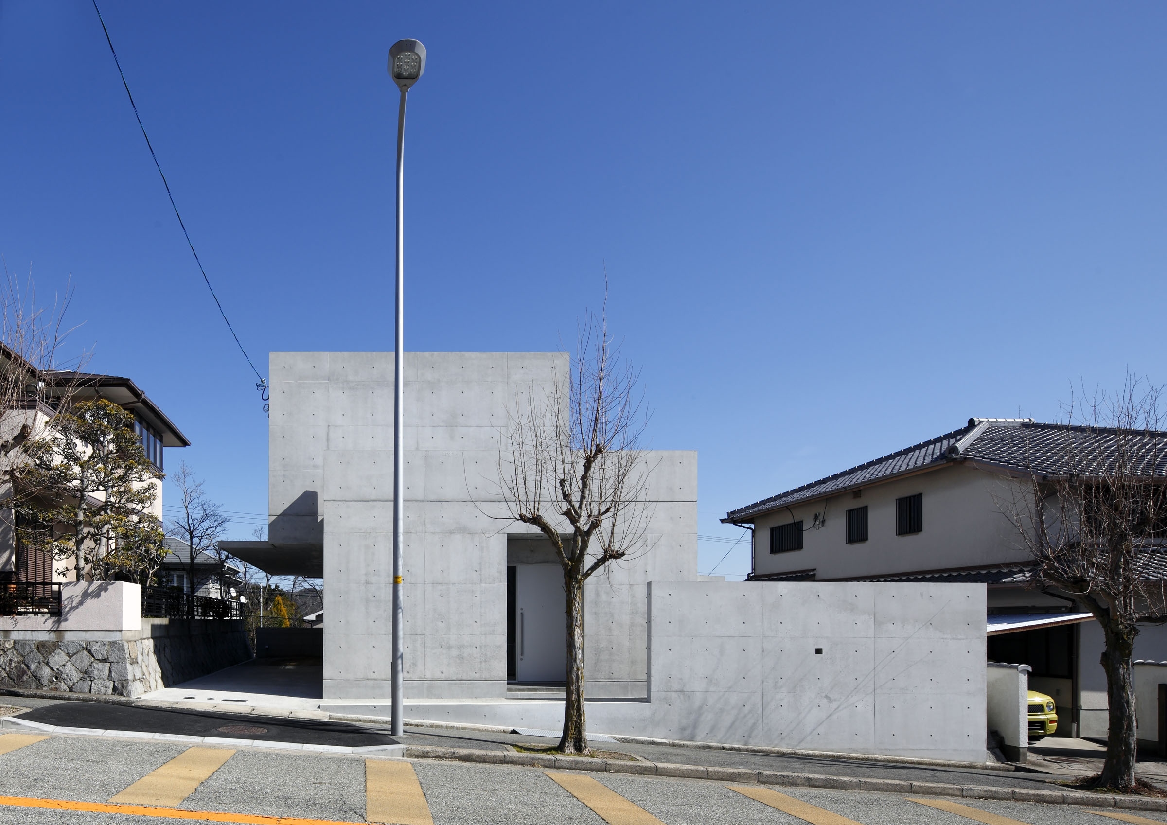高台の家 – 坂のある街に暮らす –
