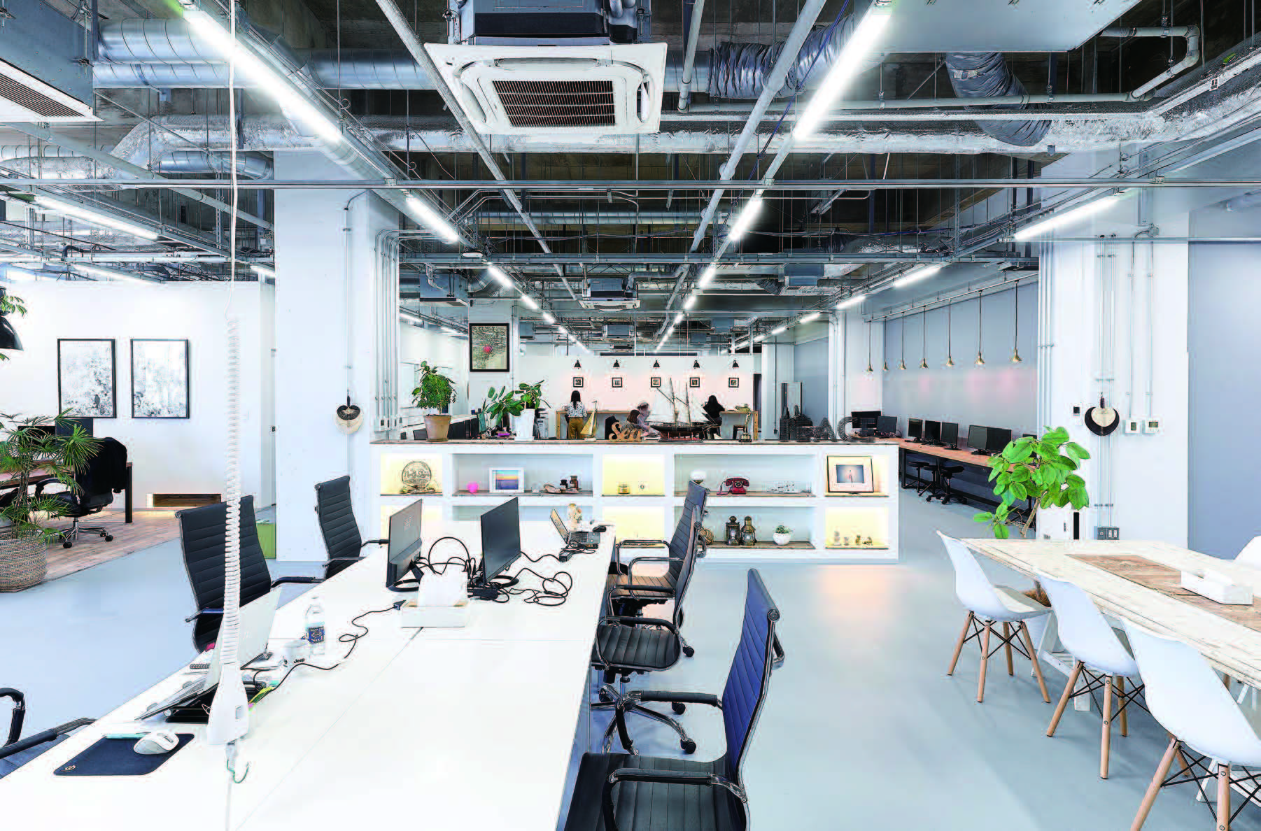 LATEGRA OFFICELATEGRA CROSSDOCK STUDIO