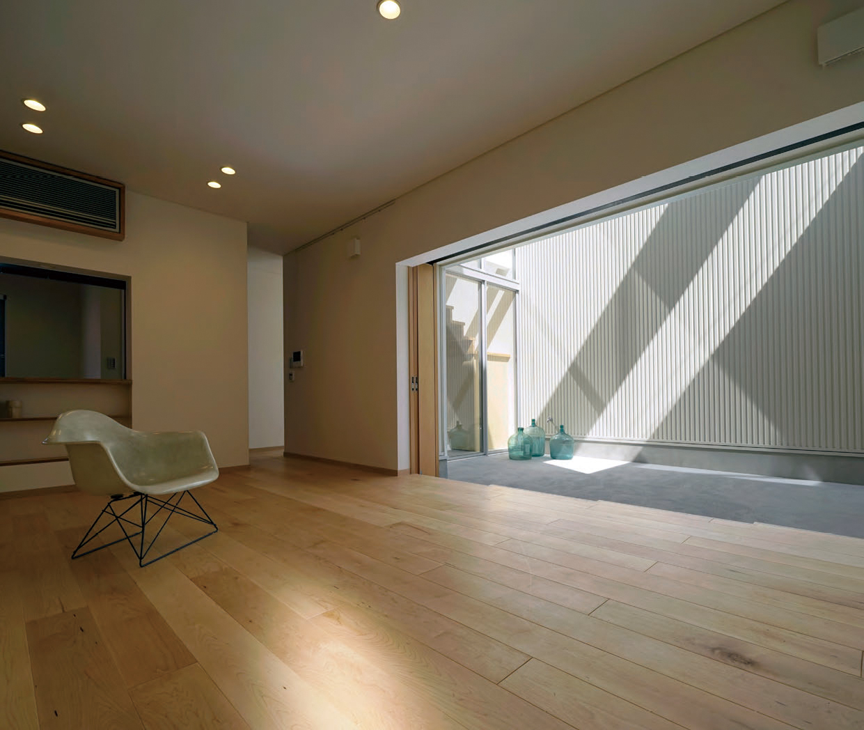 二つの小さな中庭のある家