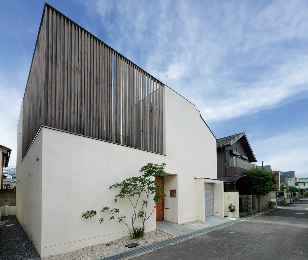 中庭と水盤のある家